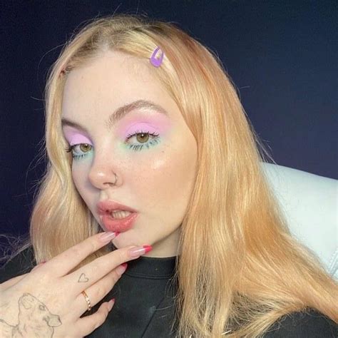 Даша Каплан 💞 | Color cosmetics, Makeup trends, Makeup