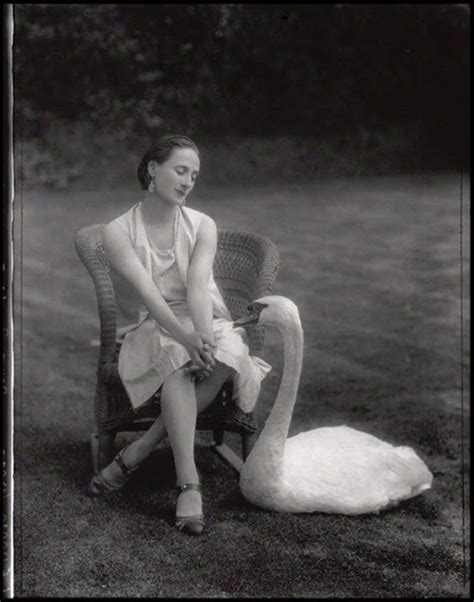 Anna Pavlova: Beautiful Photos Of Anna With Her Pet Swan – Jack