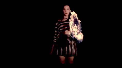 Katy Perry burns blue wig in promo for new single Roar - Mirror Online
