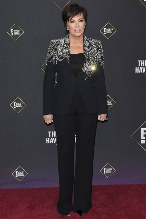 Kris Jenner en costume noir à strass