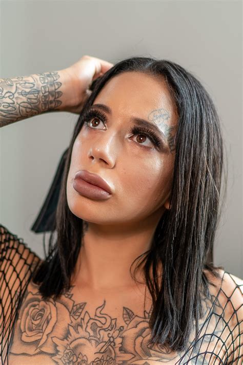 Ria Rosas Make-up unterstreicht ihre Schönheit – INKED boudoir ...