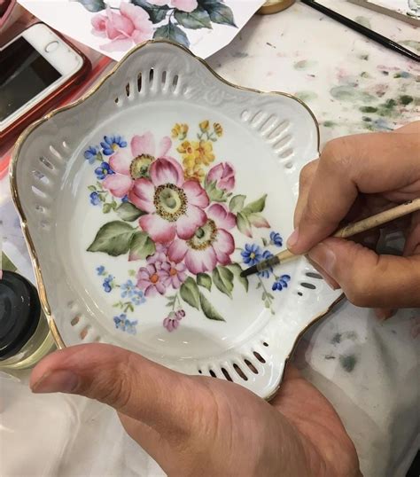Pin by Tülin Uncu on Süsen | Porcelain painting, Ceramic painting, Hand ...