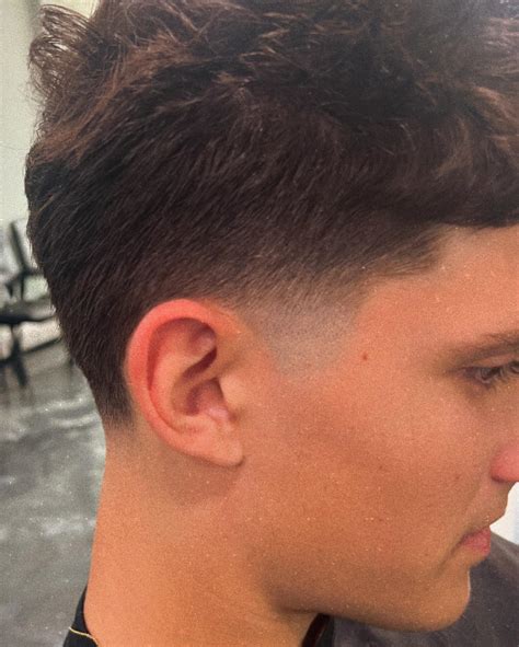 Maintaining the sharp lines of haircuts with undercuts