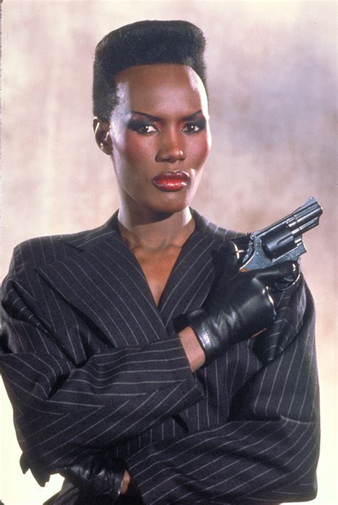 10 Bond girls with the look