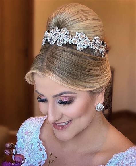 Penteado Com Coroa De Princesa - Penteado de noiva com véu | Penteados de princesa com coroa, Coque alto ...