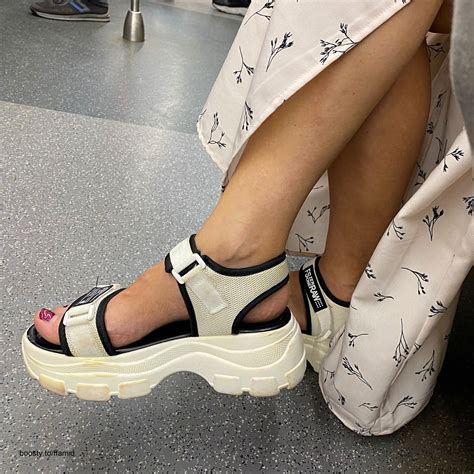 Candid feet & high heels: Candid feet in sandals