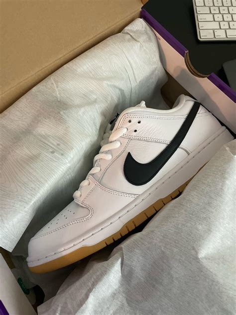 pair  sb dunks rsnkrs