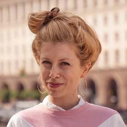Лили Гелева - актриса и влогър - Биография