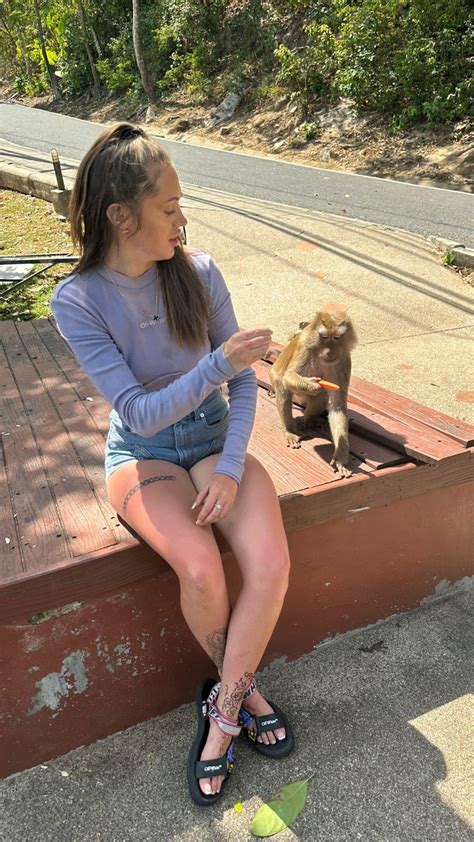 Victoria Waldrip : r/GirlsNAnimals