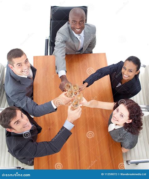 Executivos Que Comemoram Um Sucesso Foto de Stock - Imagem de colegas