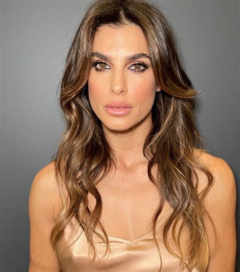 Elisabetta Canalis cambia look: il caschetto lungo e spettinato è il
