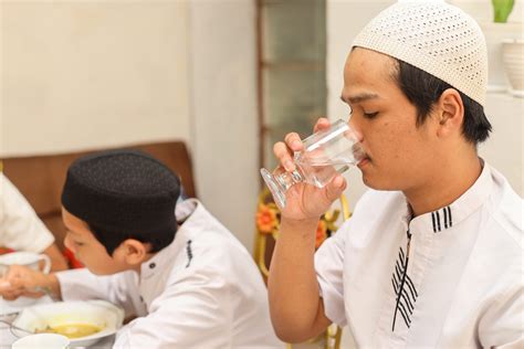 tips minum  gelas air putih  puasa blog klikindomaret
