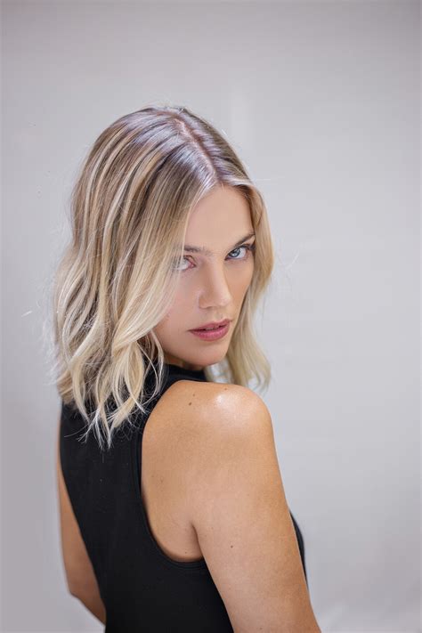 Foto: Pâmela Tomé está com o cabelo loiro platinado após mudança