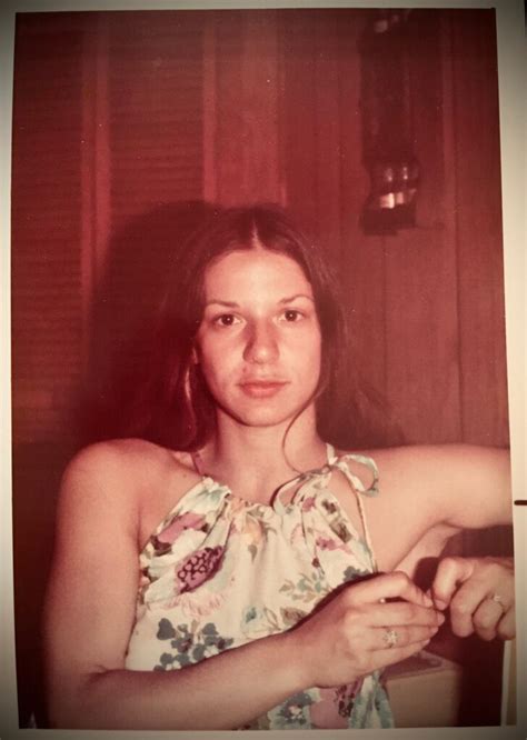 My mom, age 21 circa 1975. : r/OldSchoolCool