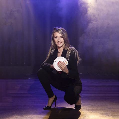 À la découverte de la magicienne Caroline Marx | Stars Média