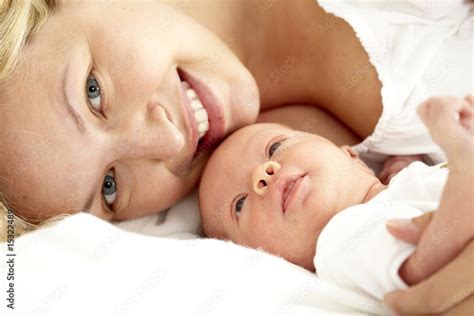 junge mama mit baby Stock-Foto | Adobe Stock