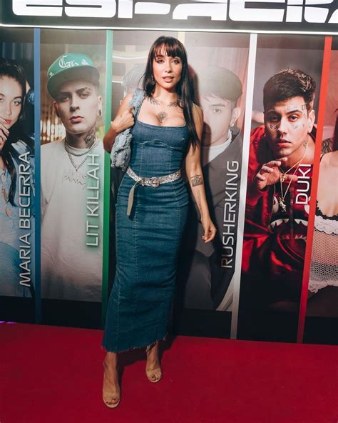 En calcitas y sin remera, la selfie de María Becerra que va por el