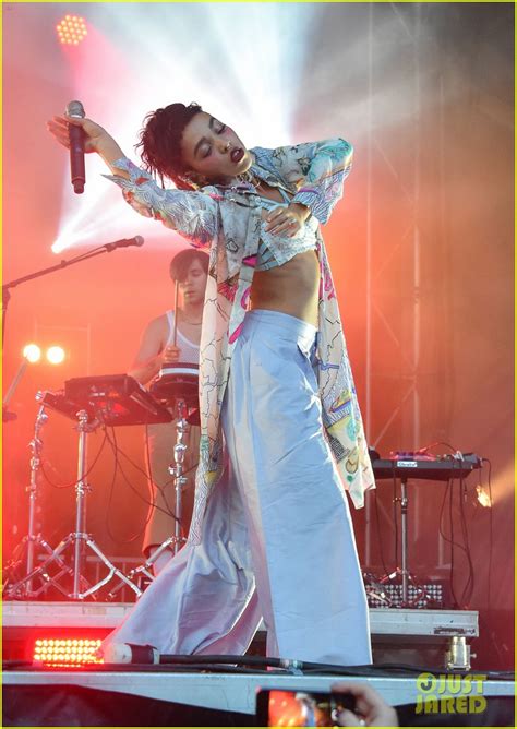 FKA twigs Displays Her Rock Hard Abs for Osheaga Performance (Video ...
