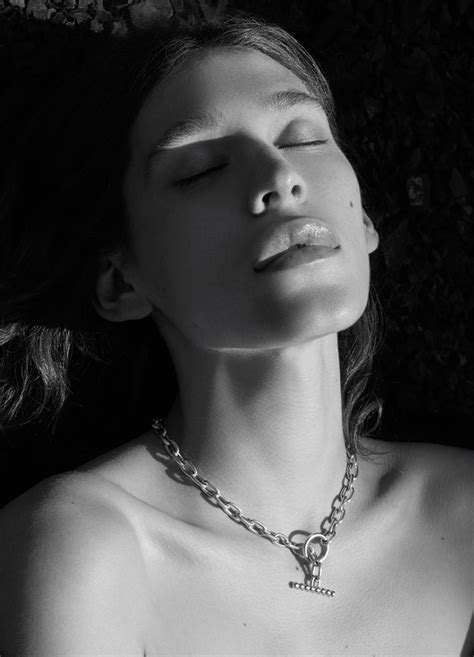 ZARINA NARES | Heroes Model Management