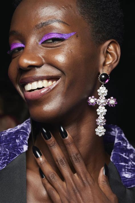 15 diseños de uñas negras para triunfar: cómo no parecer emo y ganar en