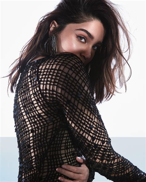 Sharvari Wagh | చీరకట్టులో సెగలు పుట్టిస్తున్న శర్వరి వాగ్..-Namasthe