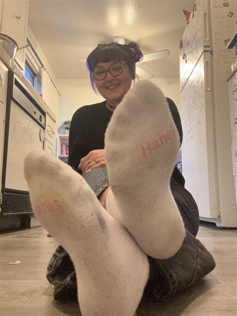 Who else loves morning foot worship? My socks are so sweaty 🥵🙊😘 DMs are