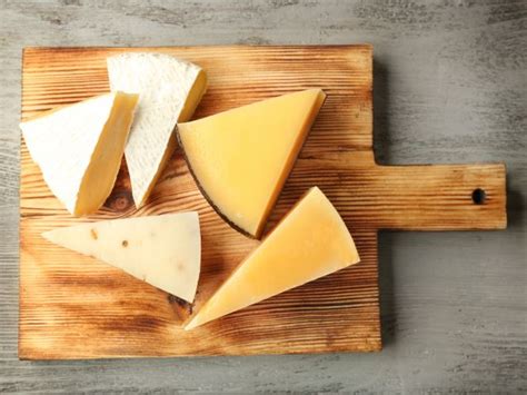 What's the Lowest Calorie Cheese? - The Wellness Nerd