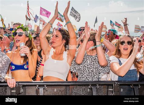 Pilton, Somerset, UK. 29th June 2019. Fans watch as Lewis Capaldi plays ...