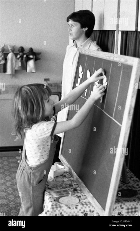 Berlin, DDR, Mädchen sitzt in der Vorschule zahlen von Papier auf einer ...