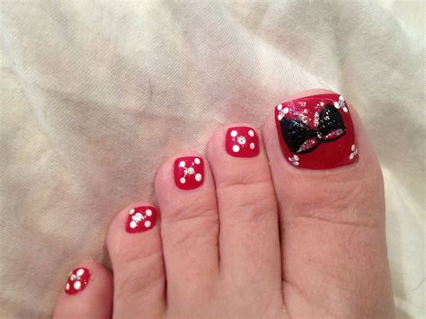 Minnie Mouse toes!!! Yep, I'm ready for Disney!!!!