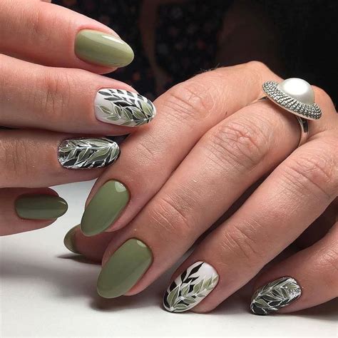 Оливковый маникюр на короткие ногти | Green nails, Olive nails, Green ...