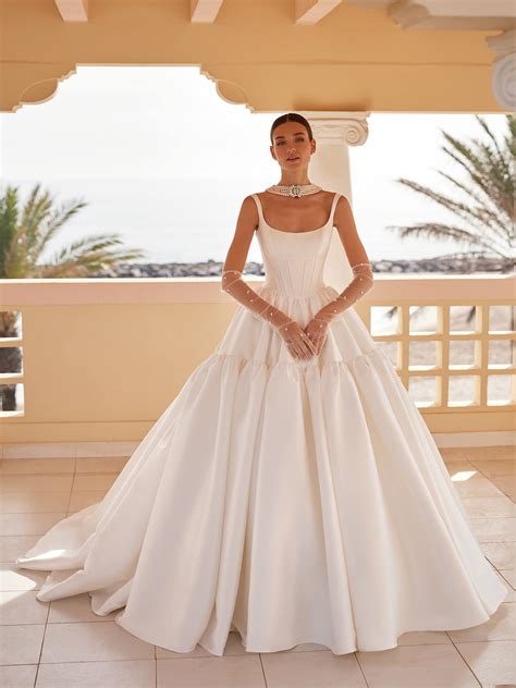 BRITANIA | Princess-cut wedding dress with square neck | San Patrick