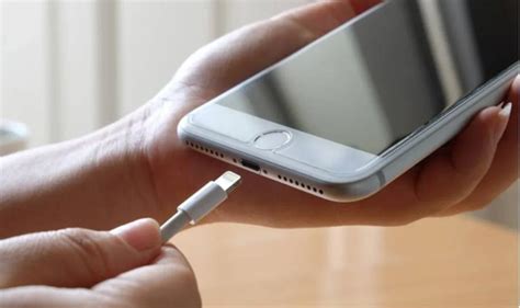 Pode Colocar O Celular Para Carregar Com 40 - Onde encaixar o carregador primeiro? Na tomada, ou no celular? Entenda