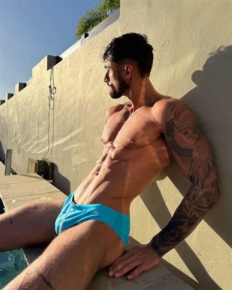 YANNI NICOLAU (@yanninicolau) • Instagram photos and videos