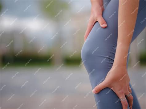 Premium Photo | Pain and discomfort from knee injury during morning run