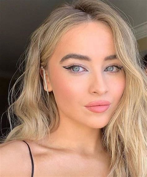 Sabrina Carpenter Makeup