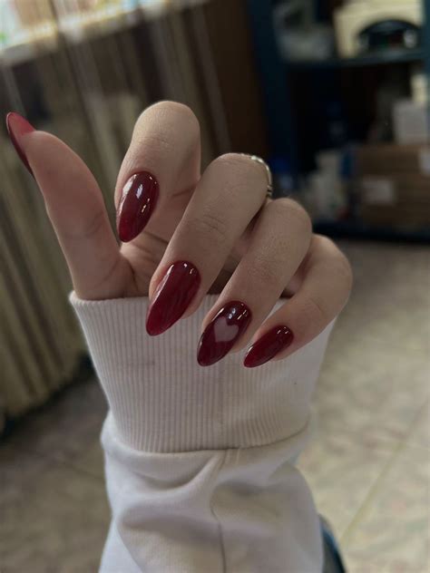 красный маникюр миндаль in 2024 | Stylish nails, Red nails, Short nails