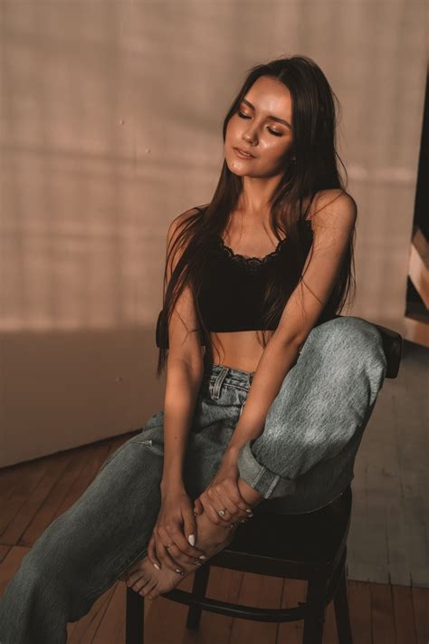 Фото в студии | Photography poses women, Model poses photography ...