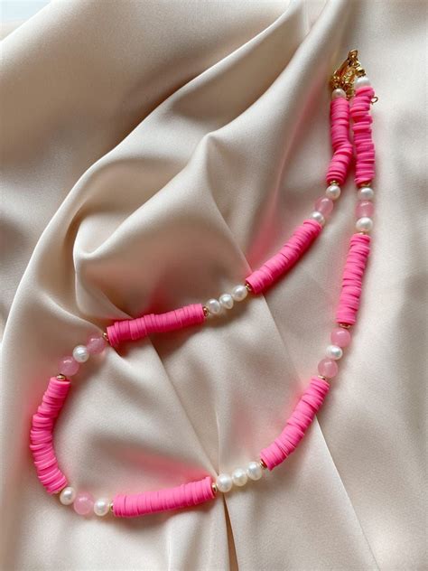 Чокер SaxarAccesories с розовым фуксия каучуком, натуральным речным ...