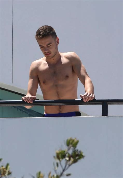One Direction's Liam Payne naked on balcony - The Mirror