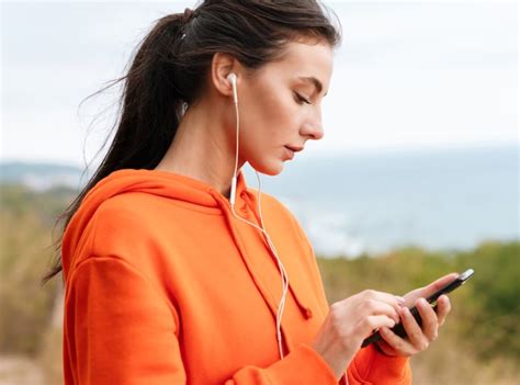 Headphones Or Earphones: What’s Good For Your Ears? Expert Explains ...