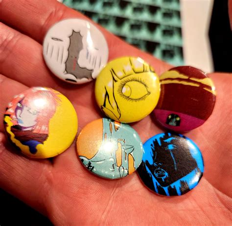 hand  art button pins retsypromos