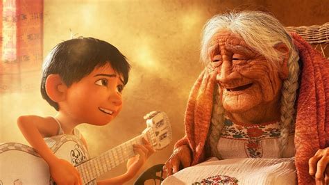 Мигель поет бабушке Коко | Тайна Коко (2017) - YouTube