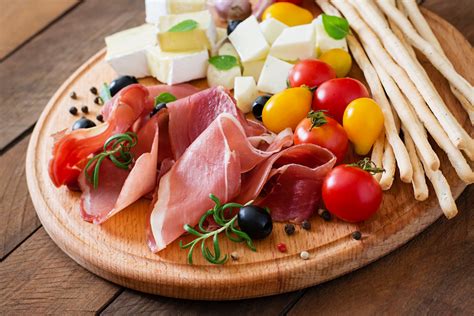 МЕСНИ ПРОДУКТИ: Месо, Малотрайни колбаси, Сурово-сушени колбаси