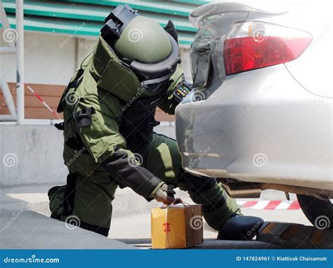 Bomb Disposal Expert in Bomb Suit Editorial Photo - Image of helmet ...