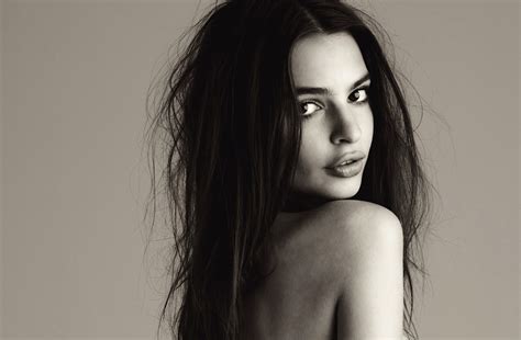 Stunning HD Wallpaper of Celebrity Emily Ratajkowski