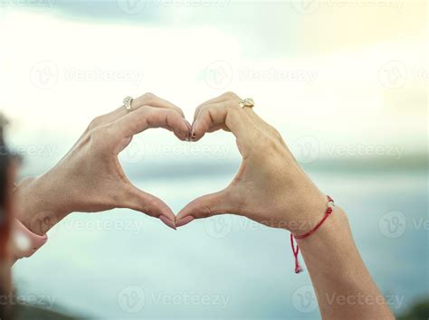 manos juntos en un corazón forma, mujer manos juntos en un corazón ...