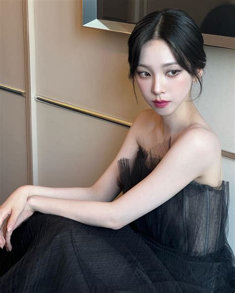 Nữ thần tượng Kpop Karina với vẻ đẹp vô thực tựa AI