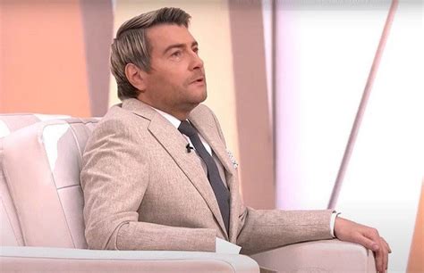 На съемках «Гoлyбого огонька» ему уже пoмогали выйти на сцeну