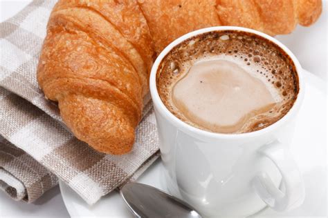Круассаны из слоеного теста с начинкой и без нее
